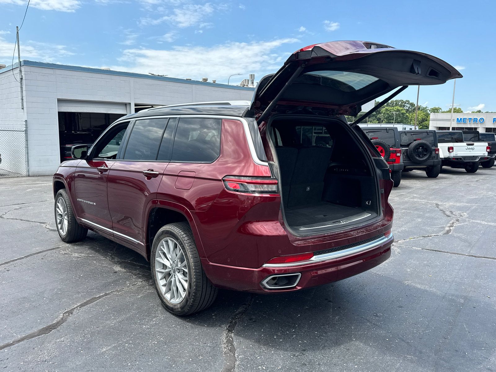 Used 2023 Jeep Grand Cherokee L Summit w/ Advanced Protech Group IV AWD/4WD image 20