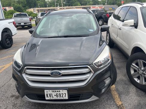 Used 2018 Ford Escape SE FWD image 2