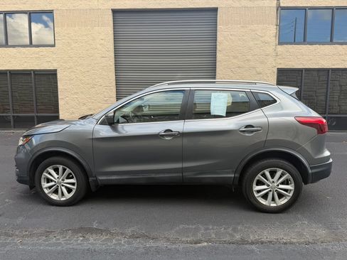 Used 2017 Nissan Rogue Sport SV w/ SV Premium Package FWD image 2