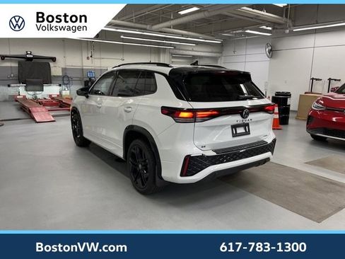New 2025 Volkswagen Tiguan SE R-Line image 2