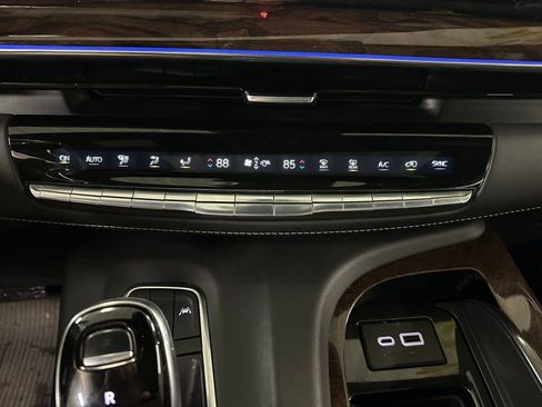 Used 2021 Cadillac Escalade Premium Luxury Platinum image 18