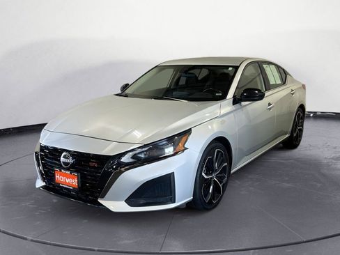Used 2024 Nissan Altima 2.5 SR FWD image 2