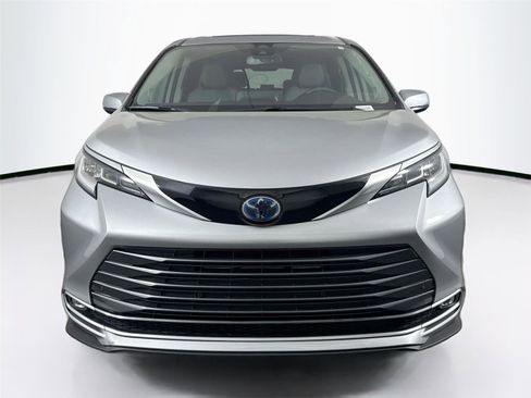Used 2023 Toyota Sienna Limited FWD image 9