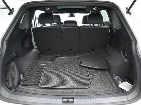 Used 2023 Volkswagen Tiguan SE R-Line image 31