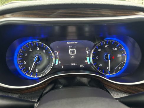 Used 2022 Chrysler Pacifica Limited FWD image 22