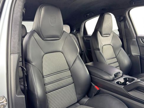 Used 2021 Porsche Cayenne GTS w/ Lightweight Sport Package image 36