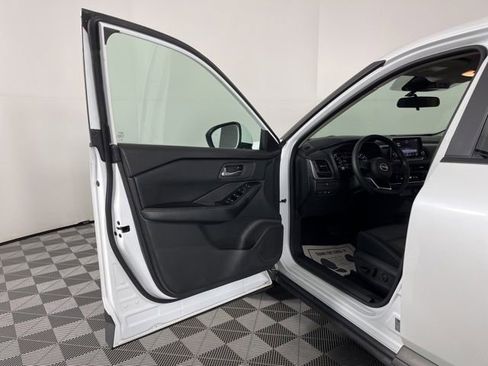 Used 2024 Nissan Rogue SV FWD image 18
