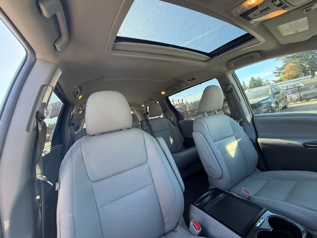 Used 2017 Toyota Sienna XLE w/ XLE Navigation Package FWD image 28