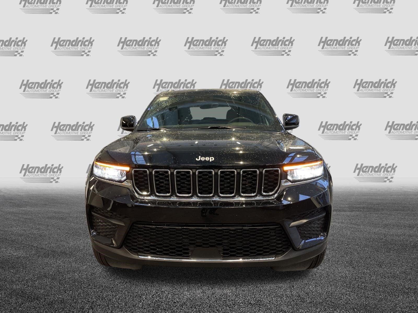 Used 2025 Jeep Grand Cherokee Laredo w/ Luxury Tech Group I RWD image 3