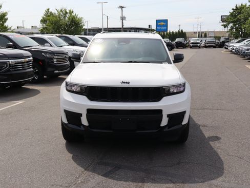 Used 2023 Jeep Grand Cherokee L Laredo AWD/4WD image 3