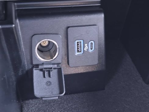 Used 2021 Ford Explorer XLT w/ Equipment Group 202A AWD/4WD image 30