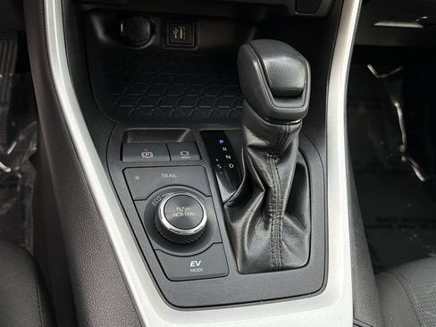 Used 2025 Toyota RAV4 XLE AWD/4WD image 27