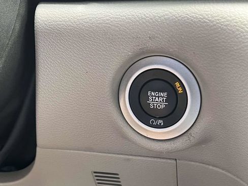 Used 2024 Chrysler Pacifica Touring-L FWD image 32