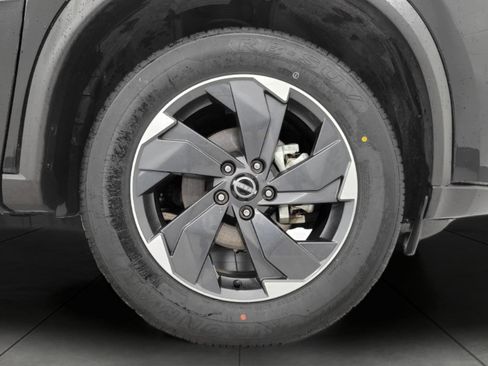 Used 2025 Nissan Rogue SV image 3