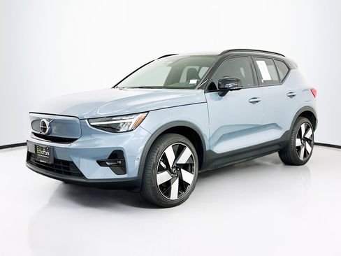 Used 2023 Volvo XC40 Recharge Plus image 3