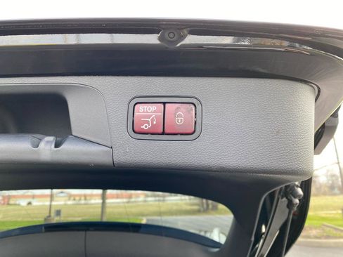 Used 2019 Mercedes-Benz GLC 300 4MATIC w/ Premium Package image 40