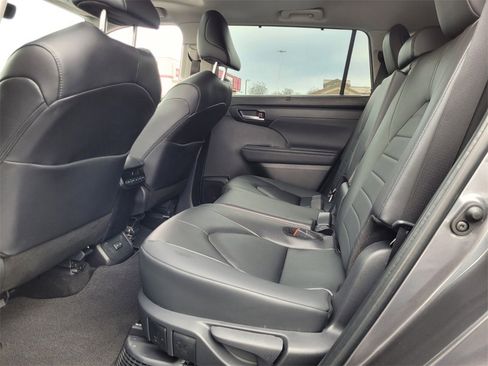 Certified 2025 Toyota Highlander XLE image 5