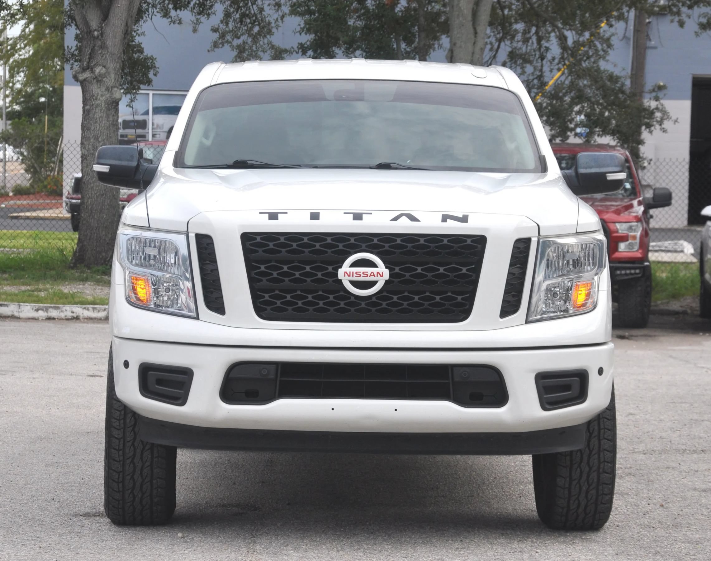 Used 2018 Nissan Titan SV w/ SV Convenience Package RWD image 4