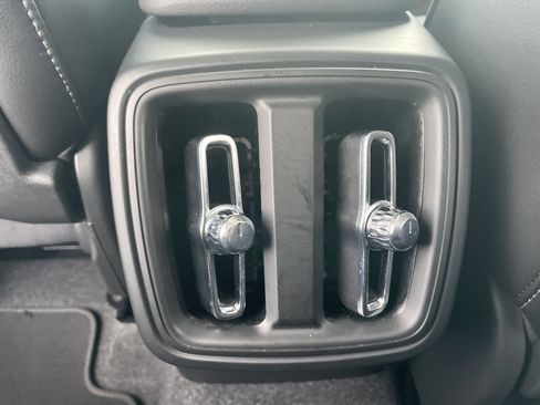 Used 2025 Volvo XC40 B5 Core image 31