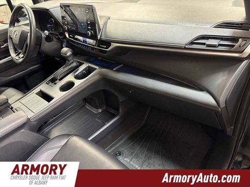 Used 2022 Toyota Sienna XLE Woodland Edition image 40