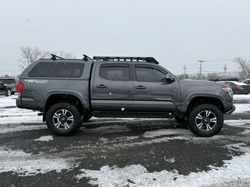Used 2017 Toyota Tacoma TRD Sport image 6