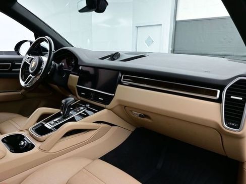 Certified 2023 Porsche Cayenne Platinum Edition image 18