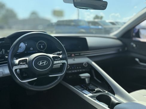 Used 2025 Hyundai Elantra Limited FWD image 30