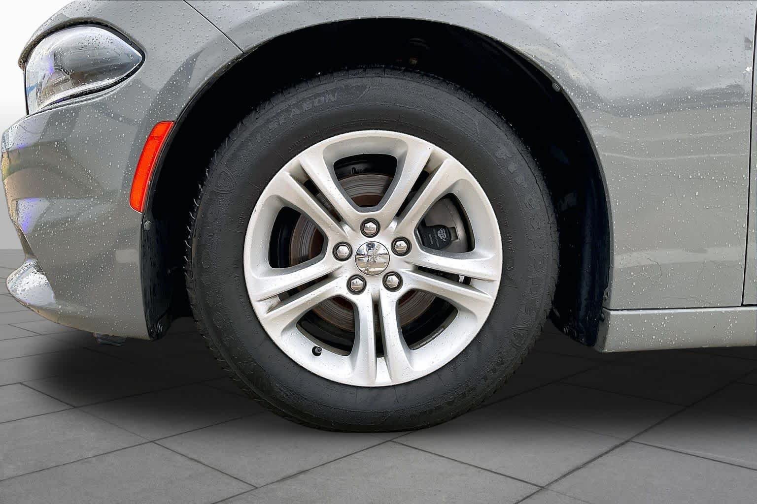 Used 2019 Dodge Charger SXT RWD image 10