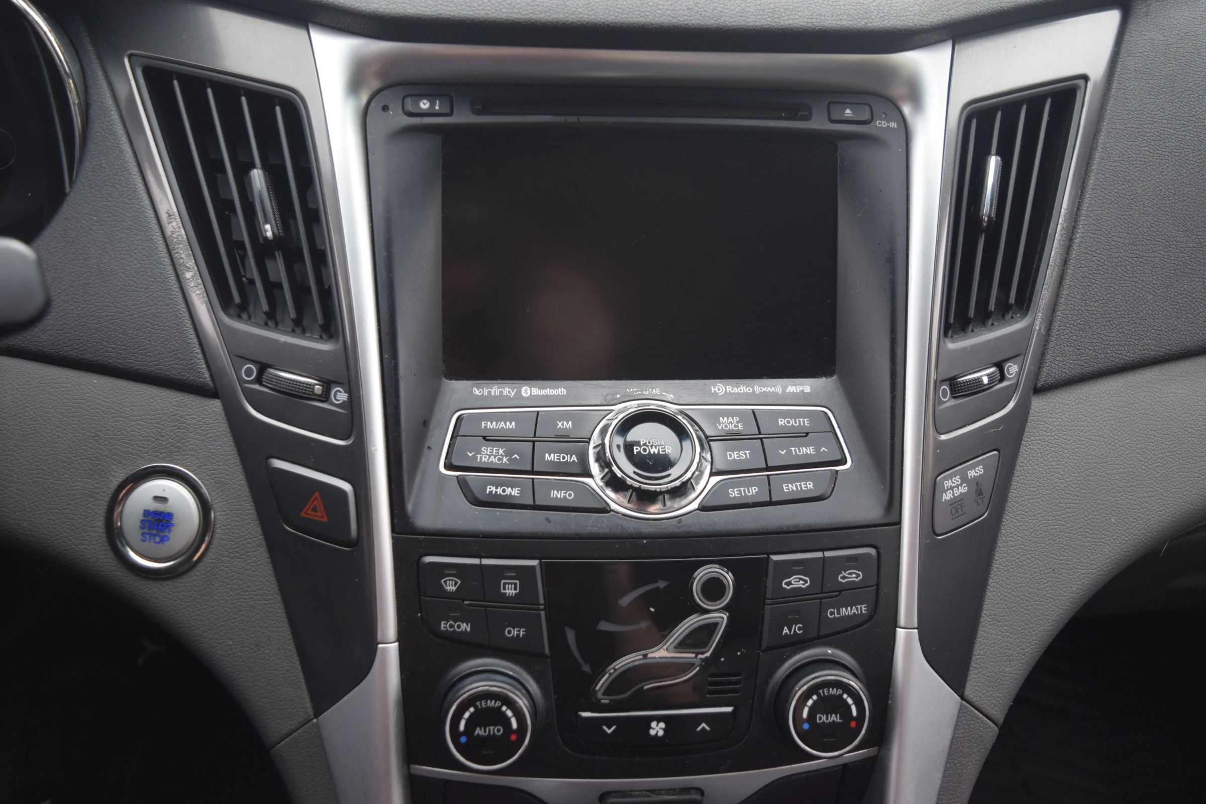 Used 2015 Hyundai Sonata Limited w/ Option Group 02 FWD image 11