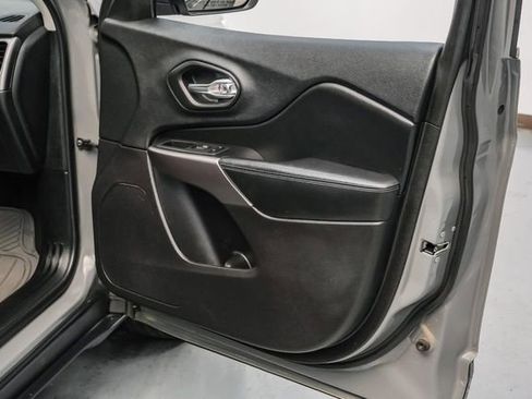 Used 2020 Jeep Cherokee Latitude Plus w/ Comfort/Convenience Group image 39