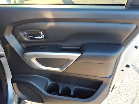 Used 2018 Nissan Titan SV w/ SV Convenience Package image 19