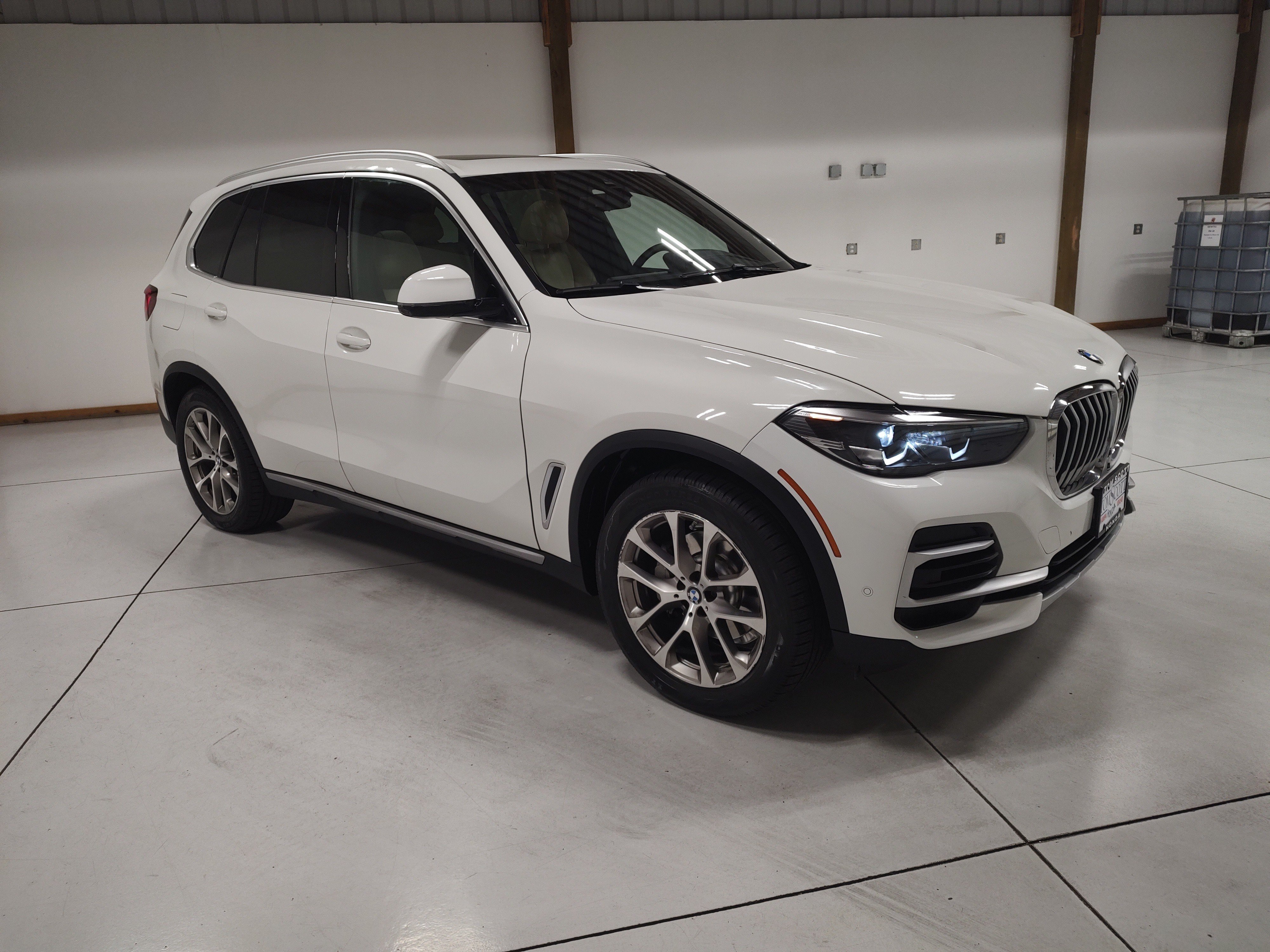 Used 2022 BMW X5 xDrive40i w/ Parking Assistance Package AWD/4WD image 2
