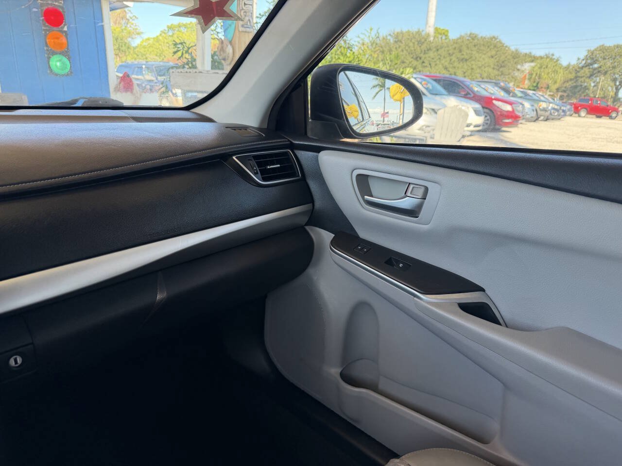 Used 2015 Toyota Camry SE FWD image 13