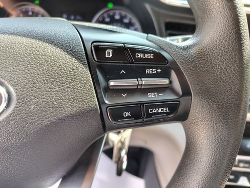 Used 2020 Hyundai Elantra SE FWD image 24
