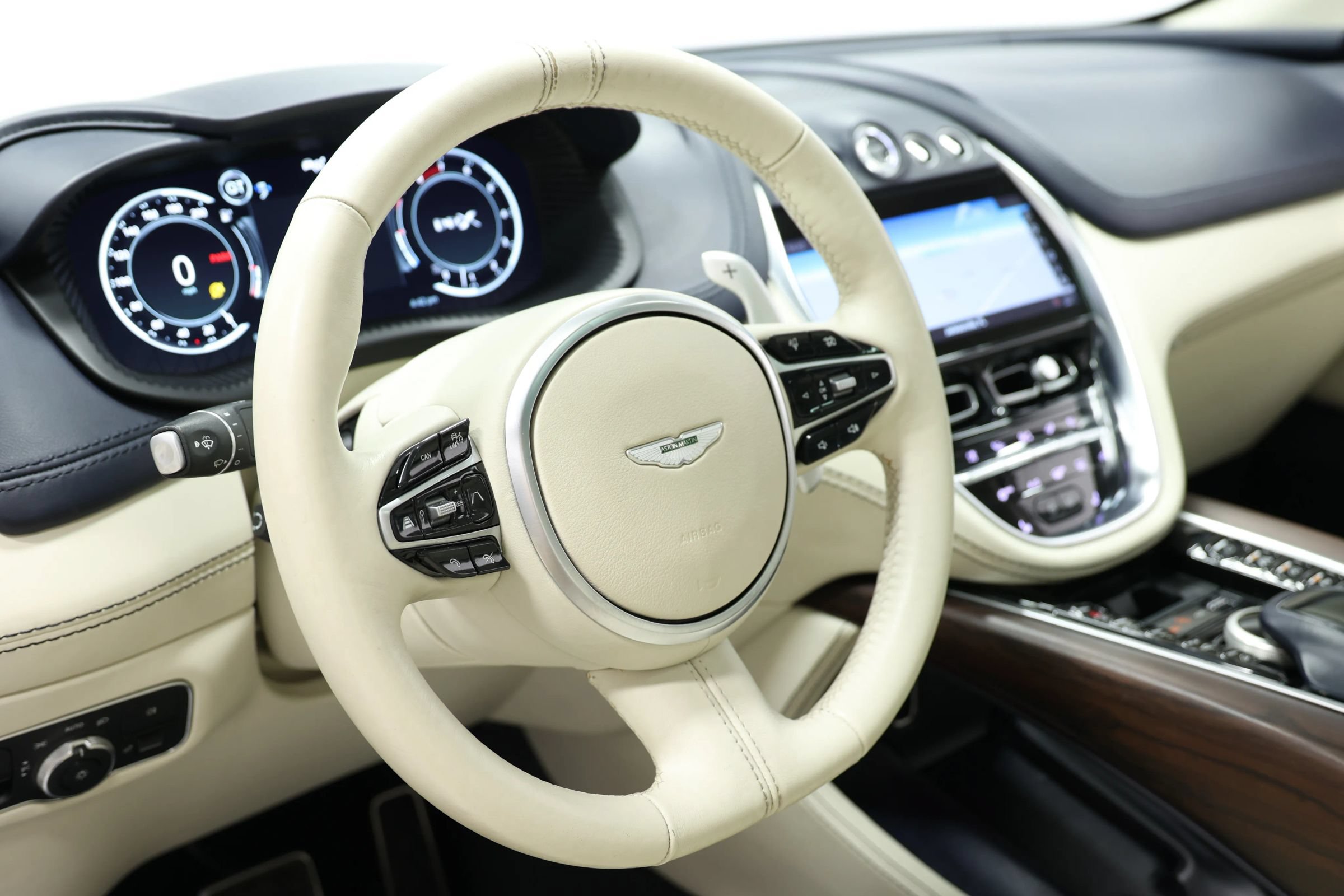 Used 2021 Aston Martin DBX AWD/4WD image 30