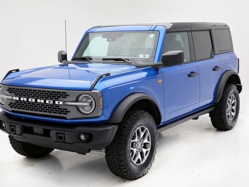 Used 2025 Ford Bronco Badlands image 2