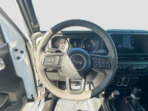 Used 2024 Jeep Wrangler Unlimited w/ Convenience Group AWD/4WD image 18