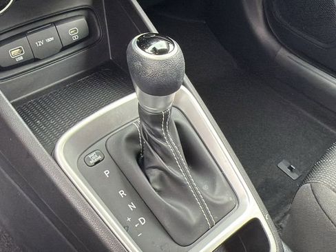 Used 2023 Hyundai Venue SE image 18