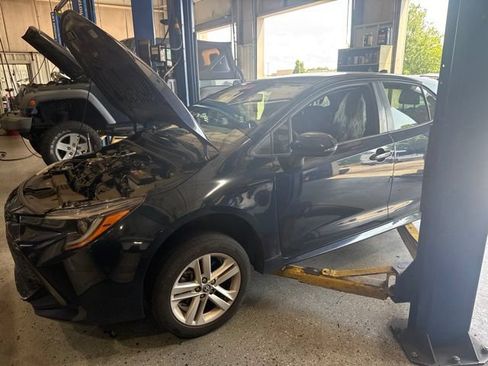 Used 2019 Toyota Corolla SE FWD image 3