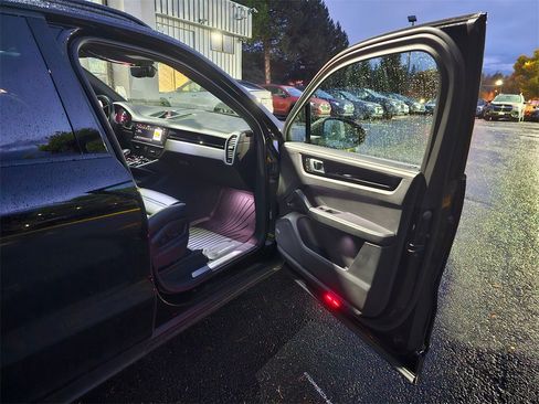 Used 2022 Porsche Cayenne image 10