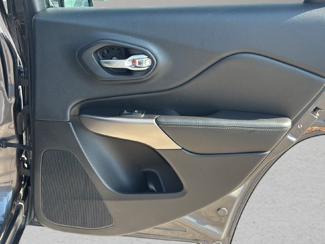 Used 2019 Jeep Cherokee Limited FWD image 11