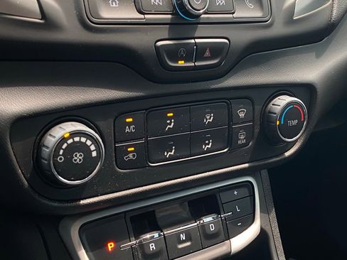 Used 2022 GMC Terrain SLE w/ Elevation Edition image 16