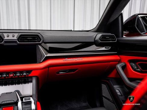 Used 2025 Lamborghini Urus SE AWD/4WD image 39