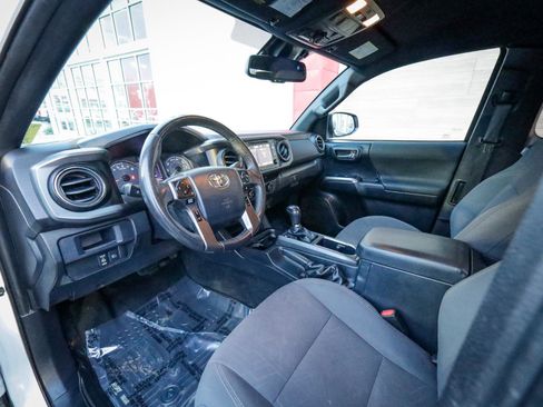 Used 2018 Toyota Tacoma TRD Off-Road w/ Technology Package image 12