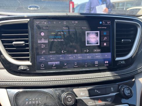 Used 2024 Chrysler Pacifica Limited FWD image 12