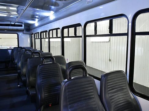 Used 2017 Ford F550 2WD Regular Cab Super Duty image 26