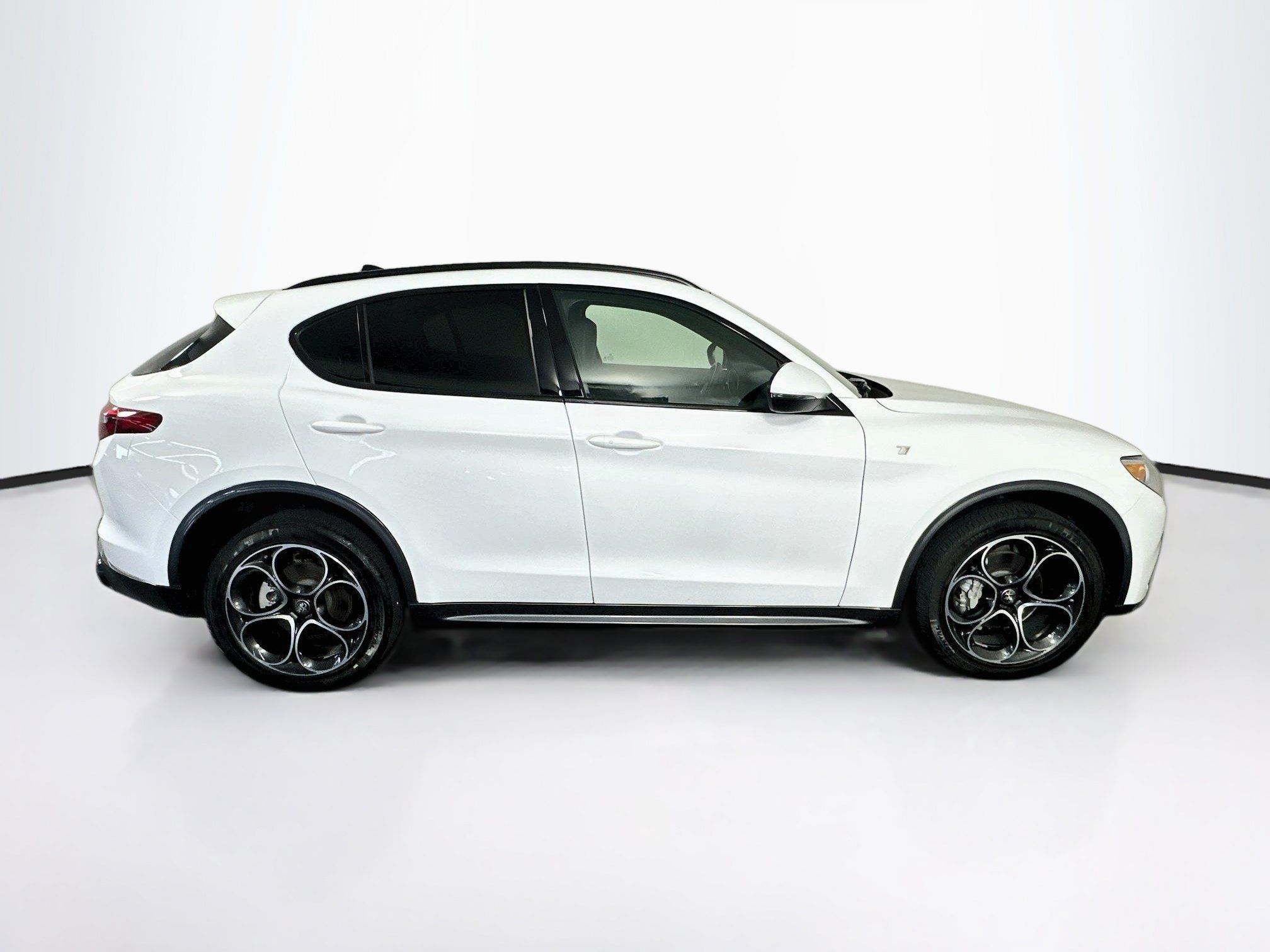 Used 2023 Alfa Romeo Stelvio Ti AWD/4WD image 10