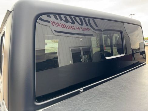 Used 2022 Jeep Gladiator Willys AWD/4WD image 11