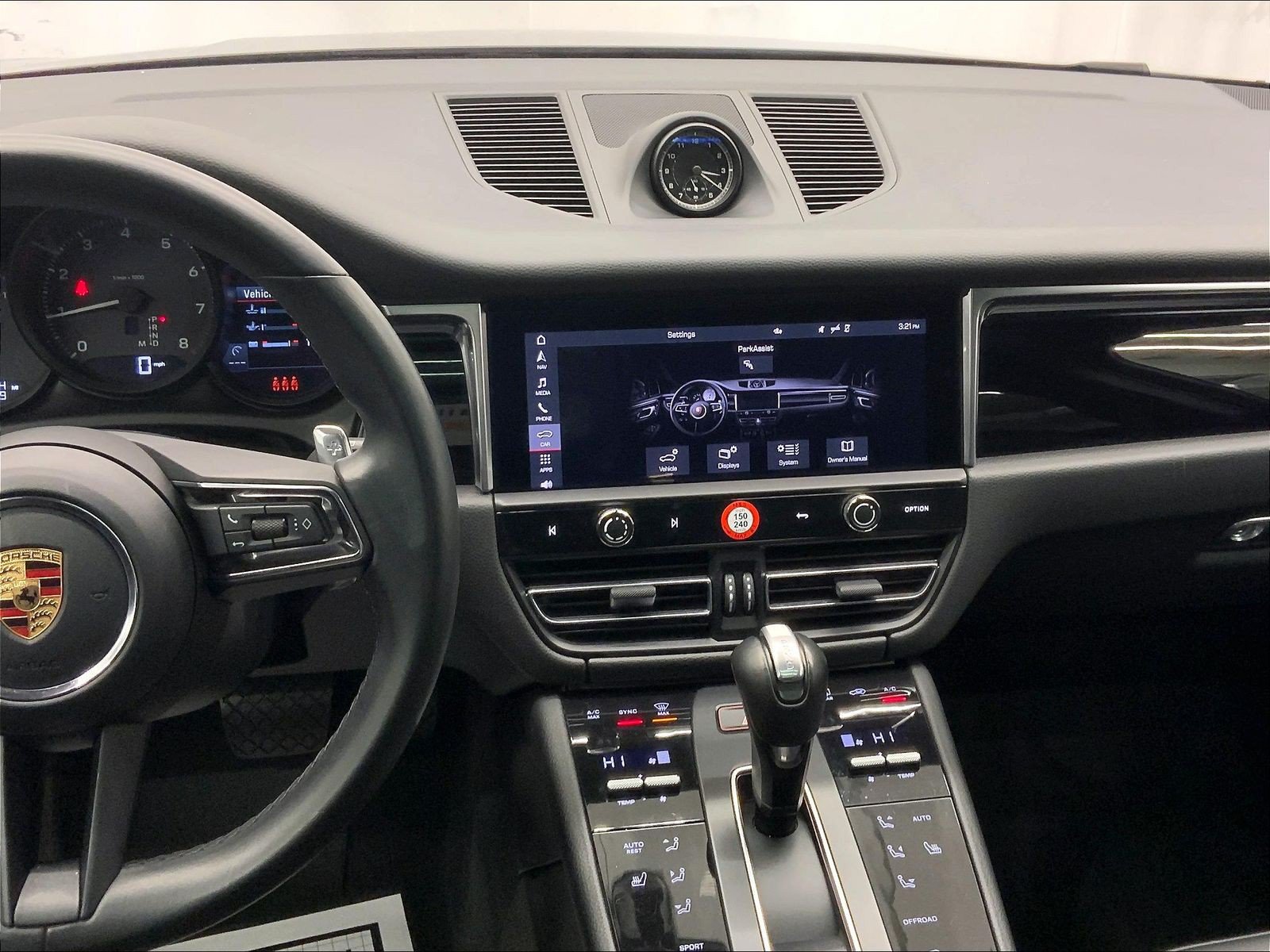 Certified 2023 Porsche Macan AWD/4WD image 17