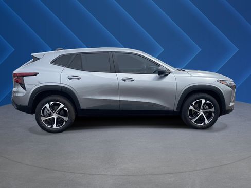 Used 2024 Chevrolet Trax RS w/ Driver Confidence Package FWD image 2